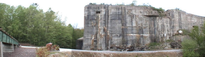 Der Bunker mit Resten des Kontrollturms